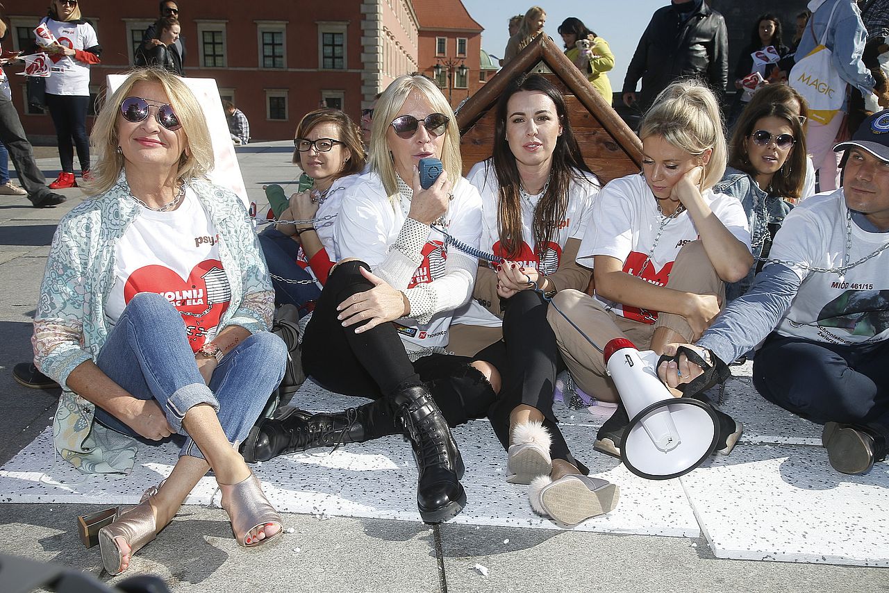 Gwiazdy PRZYKUWAJĄ się łańcuchami do psiej budy (ZDJĘCIA) Gwiazdy PRZYKUWAJĄ się łańcuchami do psiej budy (ZDJĘCIA)