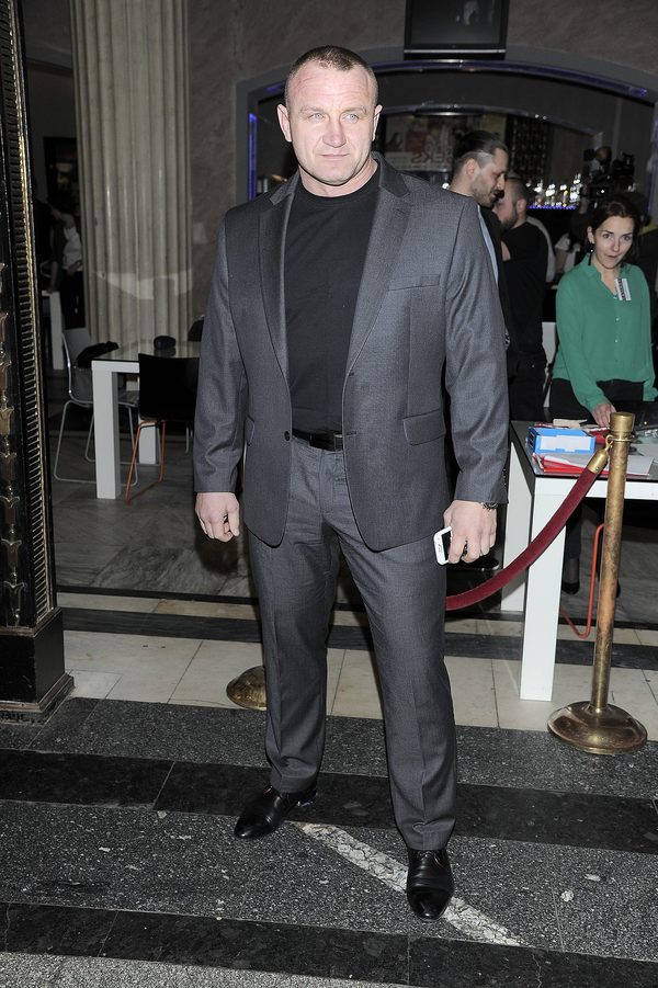 Pudzian jako ksiądz i Mucha w roli prostytutki (FOTO)