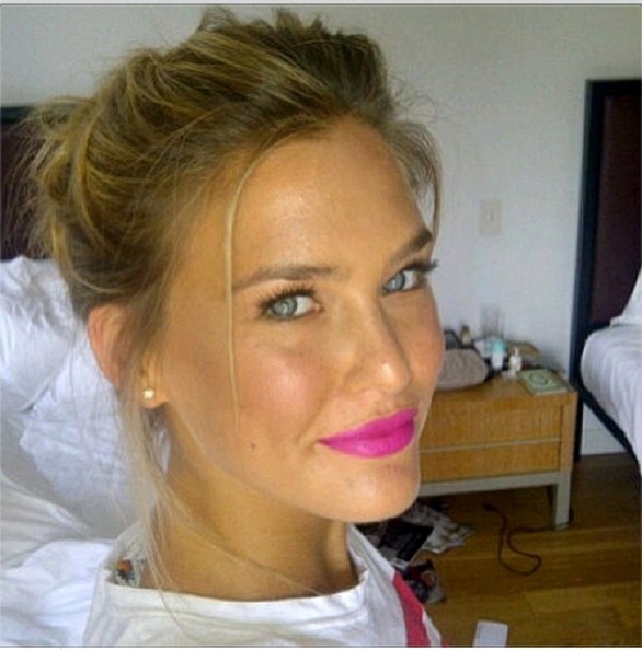 Bar Refaeli też zafundowała sobie wampirzy lifting (FOTO)