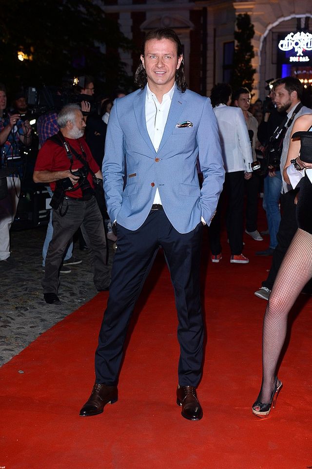 Radek Majdan nie umie sobie wyprasować koszuli! (FOTO)