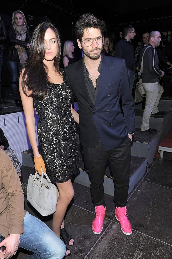 Ładne buciki - pasują do eleganckiej marynarki? (FOTO) Ładne buciki - pasują do eleganckiej marynarki? (FOTO)