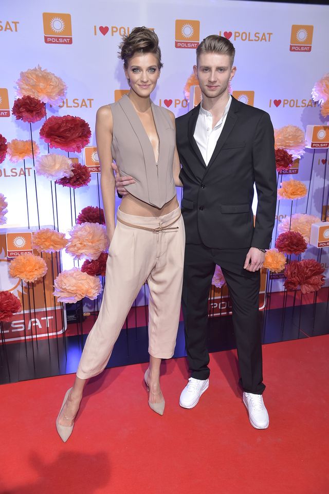 Chuda Kaczoruk, całuśny Gojdź na wiosennej RAMÓWCE Polsatu (ZDJĘCIA) Chuda Kaczoruk, całuśny Gojdź na wiosennej RAMÓWCE Polsatu (ZDJĘCIA)