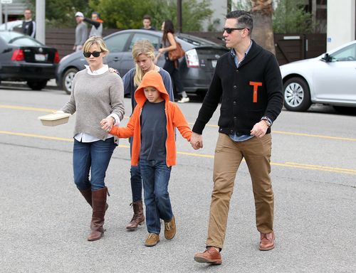 Reese Witherspoon z rodziną, czyli jak przekraczać jezdnię