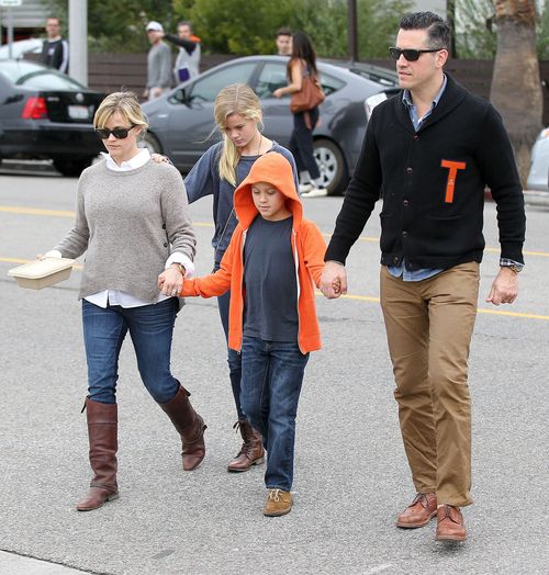 Reese Witherspoon z rodziną, czyli jak przekraczać jezdnię