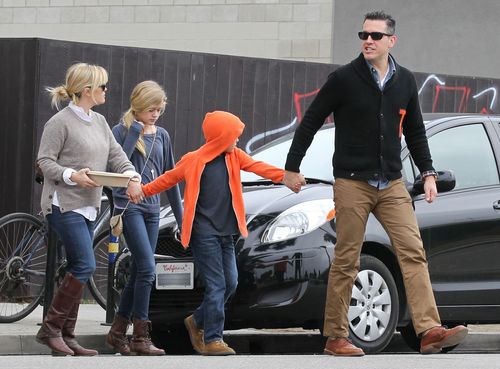 Reese Witherspoon z rodziną, czyli jak przekraczać jezdnię