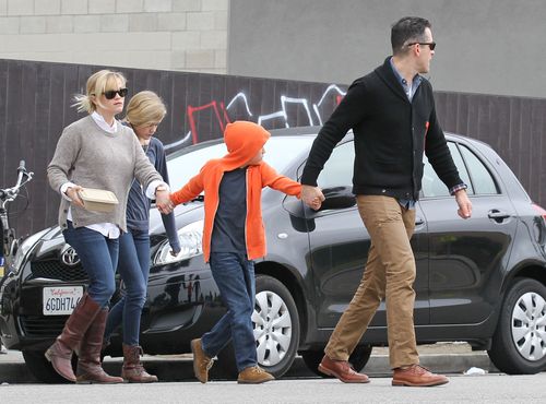 Reese Witherspoon z rodziną, czyli jak przekraczać jezdnię