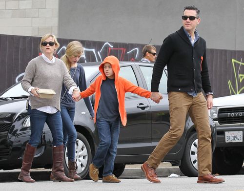 Reese Witherspoon z rodziną, czyli jak przekraczać jezdnię