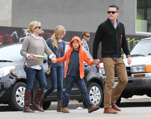 Reese Witherspoon z rodziną, czyli jak przekraczać jezdnię