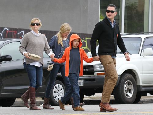 Reese Witherspoon z rodziną, czyli jak przekraczać jezdnię