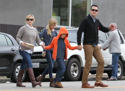 Reese Witherspoon z rodziną, czyli jak przekraczać jezdnię