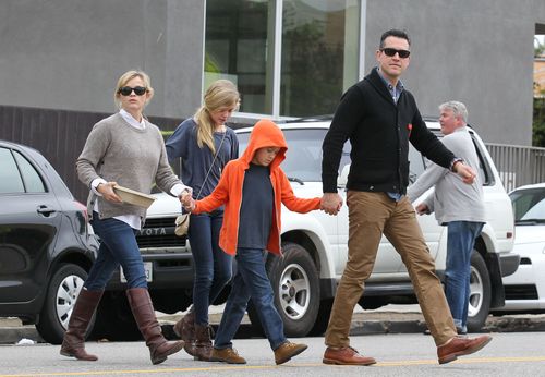 Reese Witherspoon z rodziną, czyli jak przekraczać jezdnię