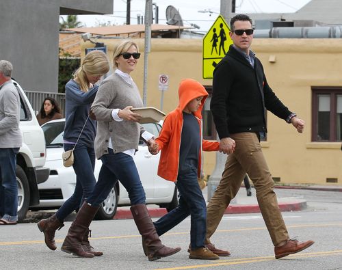 Reese Witherspoon z rodziną, czyli jak przekraczać jezdnię