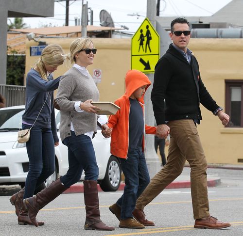 Reese Witherspoon z rodziną, czyli jak przekraczać jezdnię