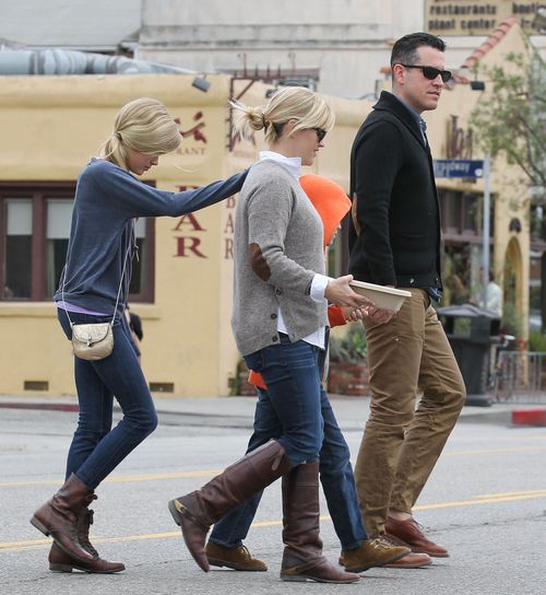 Reese Witherspoon z rodziną, czyli jak przekraczać jezdnię