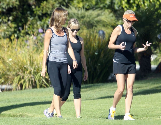 Reese Witherspoon już spala ciążowe kilogramy (FOTO)