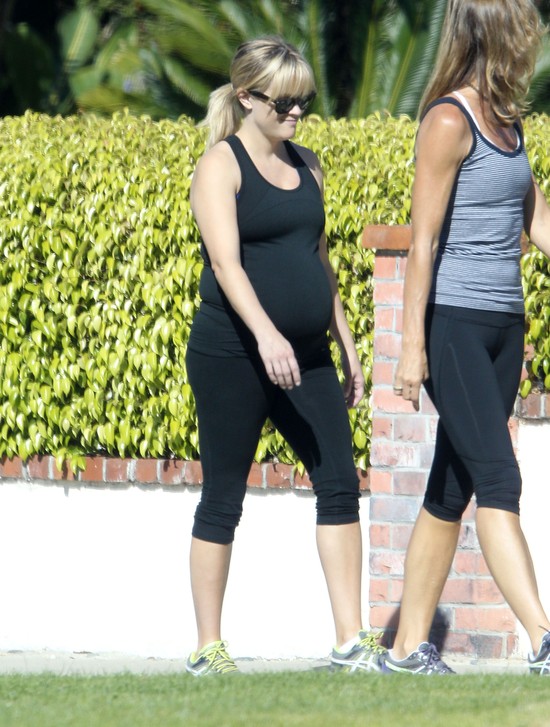 Reese Witherspoon już spala ciążowe kilogramy (FOTO)