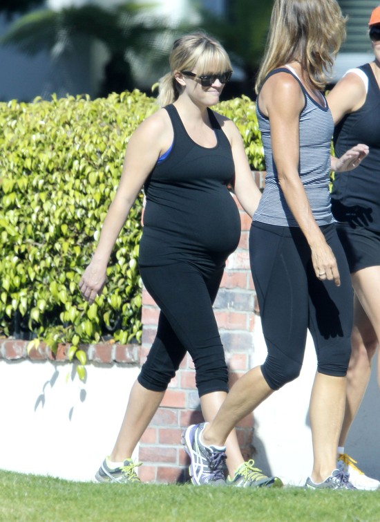 Reese Witherspoon już spala ciążowe kilogramy (FOTO)