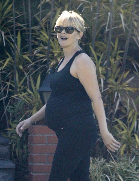 Reese Witherspoon już spala ciążowe kilogramy (FOTO)