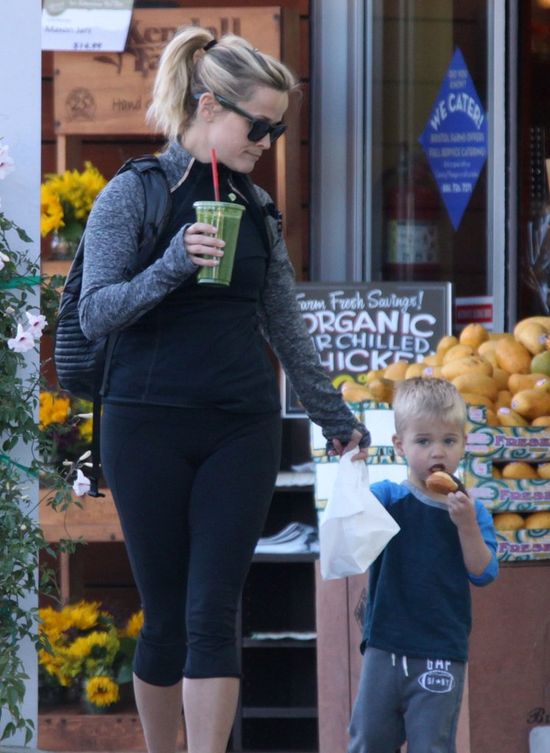 Mama popija zdrowy koktajl, synek zajada pączka (FOTO)