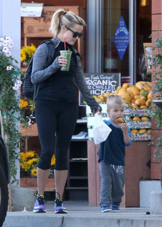 Mama popija zdrowy koktajl, synek zajada pączka (FOTO)