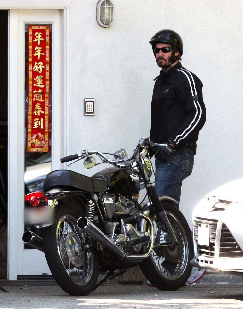 Zarośnięty Keanu Reeves na motocyklu