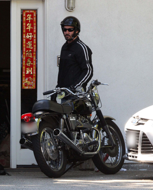 Zarośnięty Keanu Reeves na motocyklu