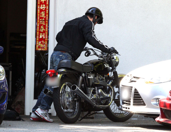 Zarośnięty Keanu Reeves na motocyklu