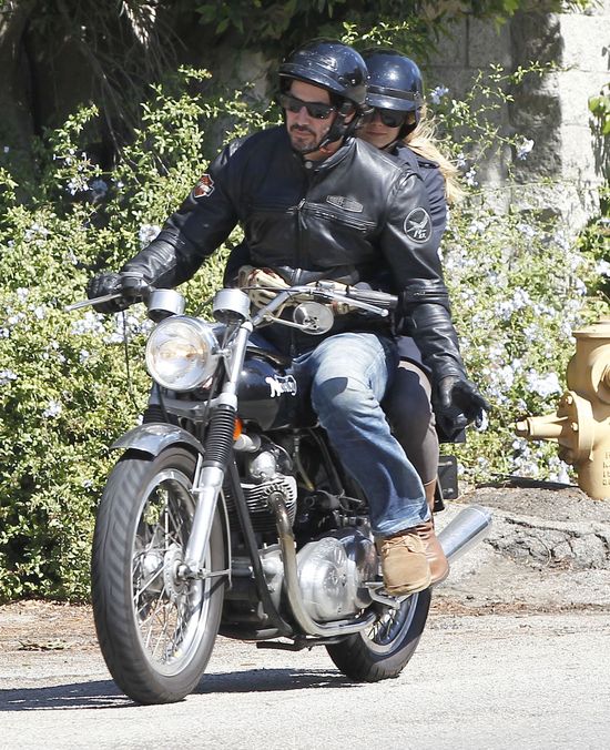 Keanu Reeves z tajemniczą pasażerką (FOTO)