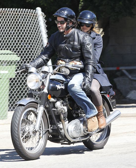 Keanu Reeves z tajemniczą pasażerką (FOTO)