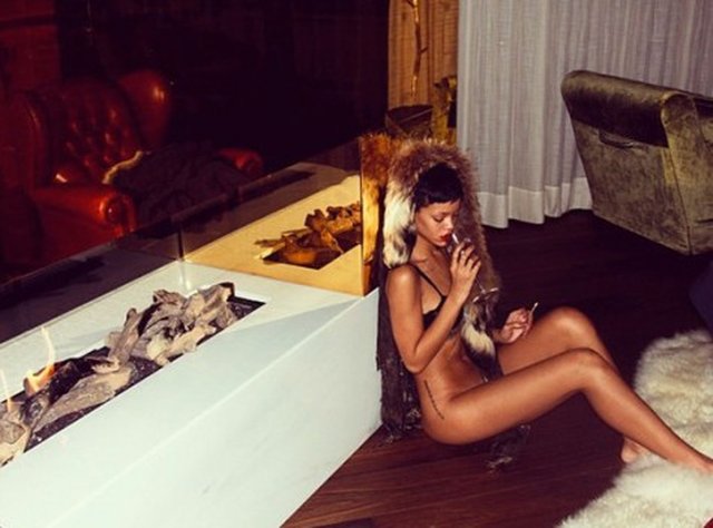 Rihanna pozuje z gołą pupą (FOTO)