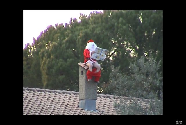 Mikołaj defekujący na kominie i biegacz na taśmie w markecie