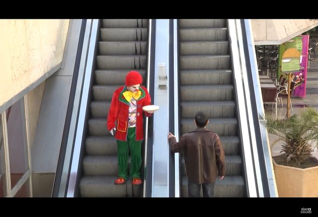 Mikołaj defekujący na kominie i biegacz na taśmie w markecie