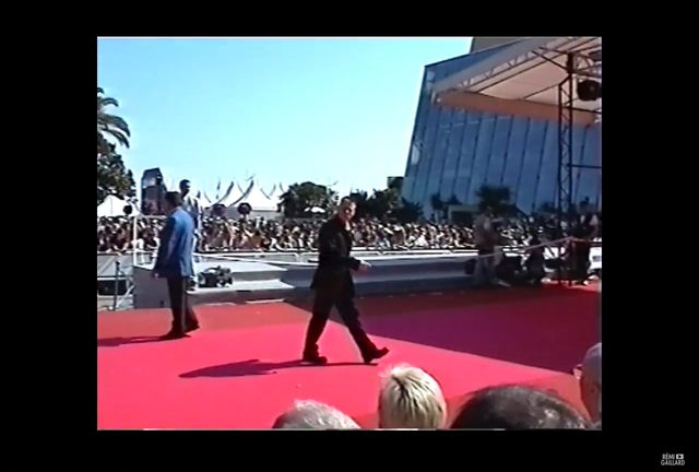 Mikołaj defekujący na kominie i biegacz na taśmie w markecie