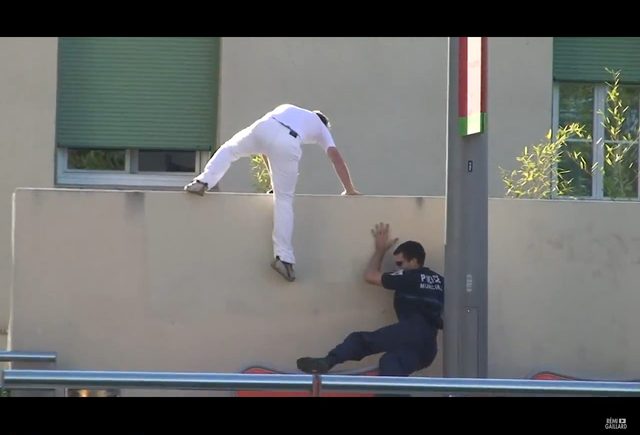 Mikołaj defekujący na kominie i biegacz na taśmie w markecie