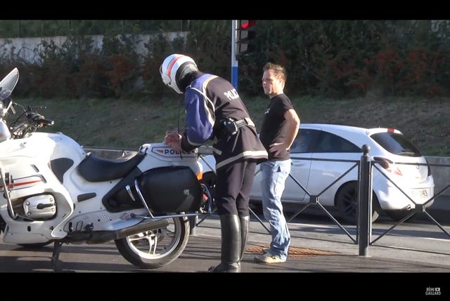 Mikołaj defekujący na kominie i biegacz na taśmie w markecie