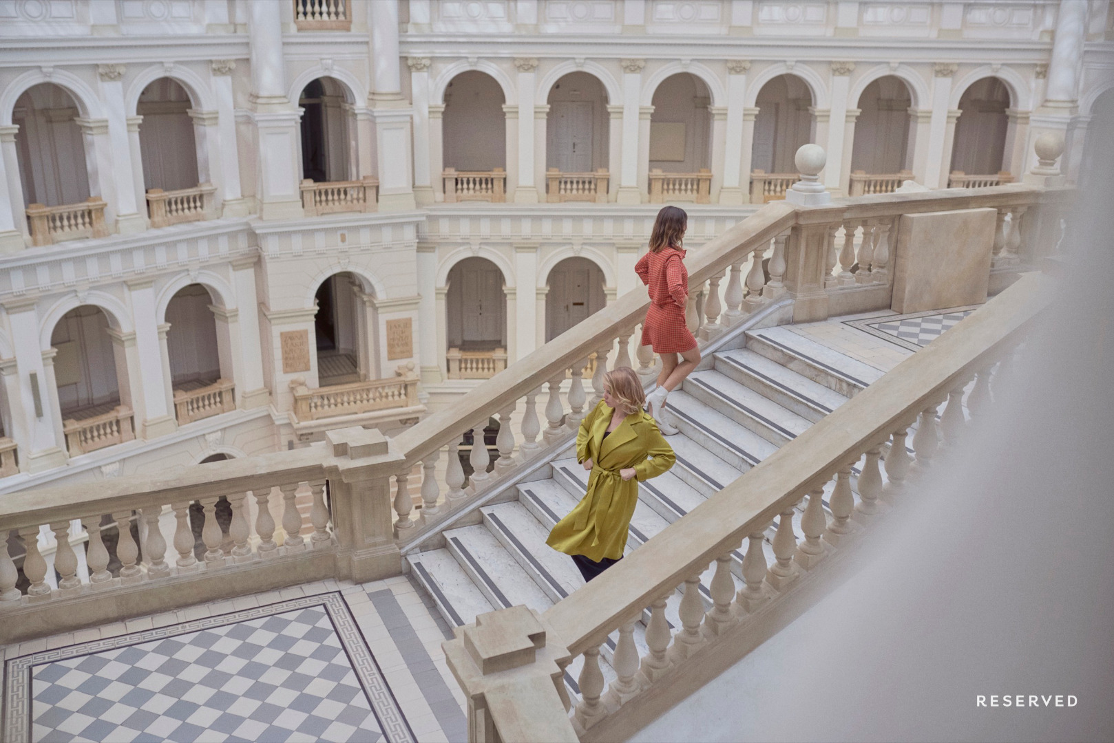 Joanna Kulig i gwiazda Instagrama Jeanne Damas w szalonym tańcu