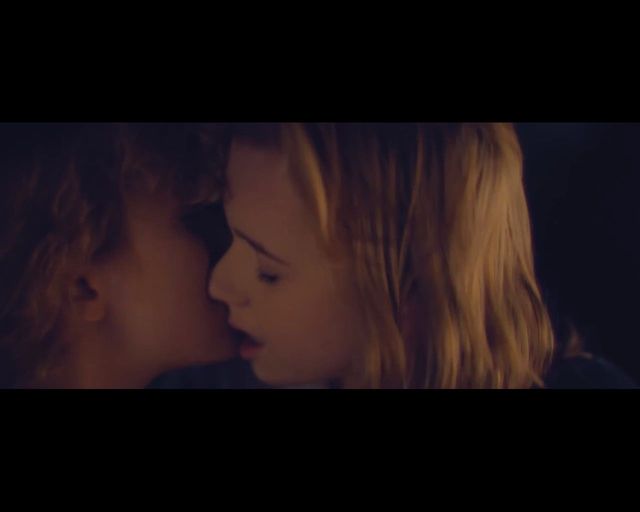 Całujące się harcerki kłują w oczy ZHP [VIDEO]