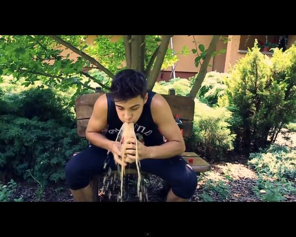 Rezigiusz w nowym Coca Cola Challenge pije bąbelki przez nos