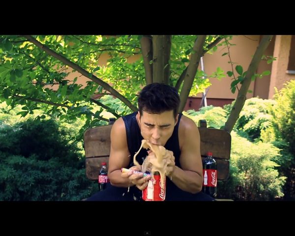 Rezigiusz w nowym Coca Cola Challenge pije bąbelki przez nos