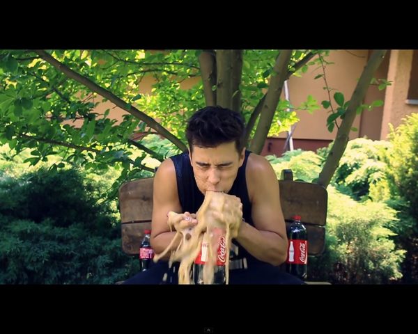 Rezigiusz w nowym Coca Cola Challenge pije bąbelki przez nos