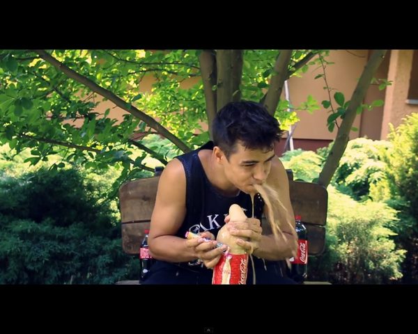 Rezigiusz w nowym Coca Cola Challenge pije bąbelki przez nos