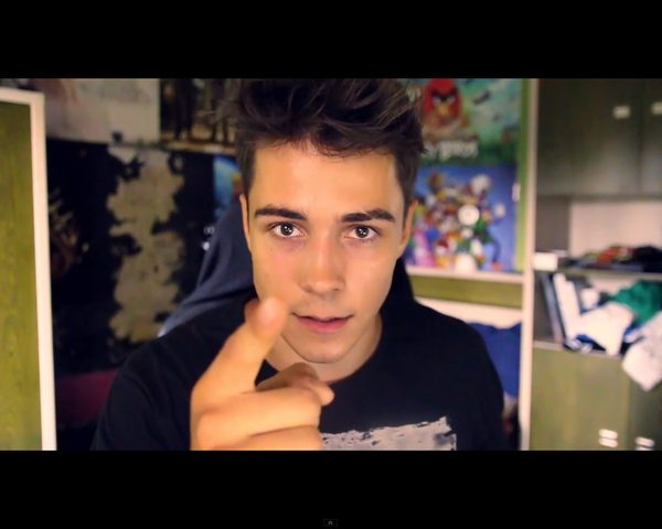 Rezigiusz w nowym Coca Cola Challenge pije bąbelki przez nos