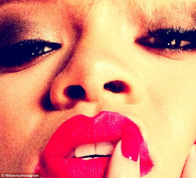 Rihanna żeby żyć, musi się fotografować (FOTO)