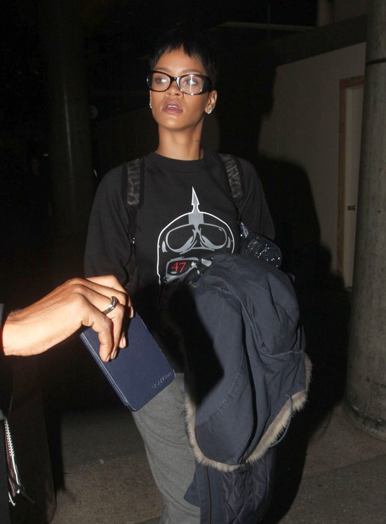 Jak przeciętna dziewczyna - w okularach, z plecakiem (FOTO)