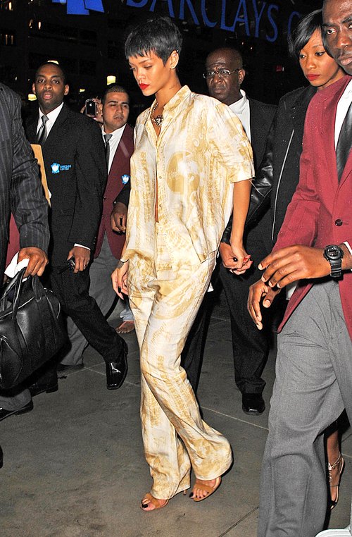Czy Rihanna wybiera się na piżama party? (FOTO)