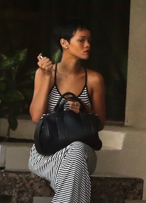 Rihanna poprawia makijaż (FOTO)