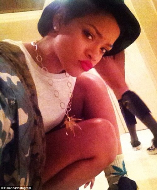 Striptiserka topless między udami Rihanny (FOTO)