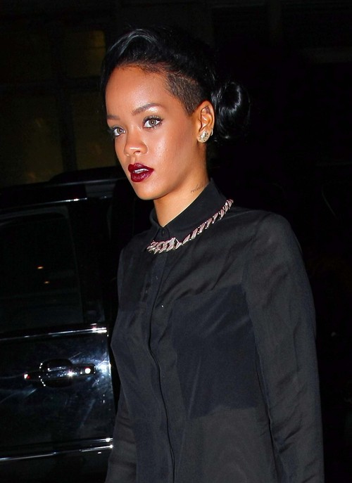 Rihanna w końcu się zasłoniła! (FOTO)