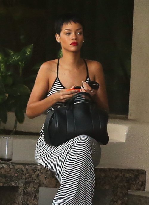 Rihanna poprawia makijaż (FOTO)
