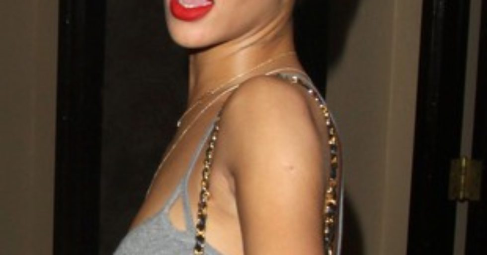 Rihanna prosto z imprezy wylądowała w studiu (FOTO) Rihanna prosto z imprezy wylądowała w studiu (FOTO)